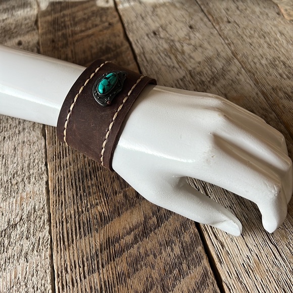 Handmade leather cuff bracelet - Picture 7 of 8